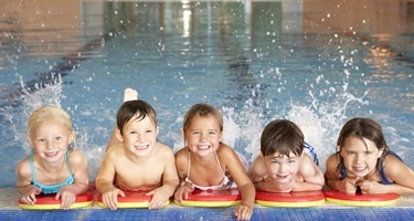 Kinder lernen schwimmen