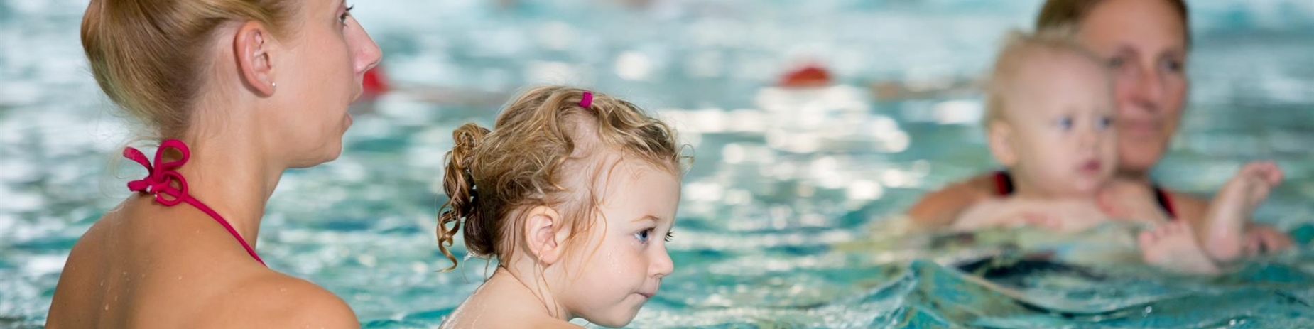 Mutter-Vater-Kind-Schwimmen