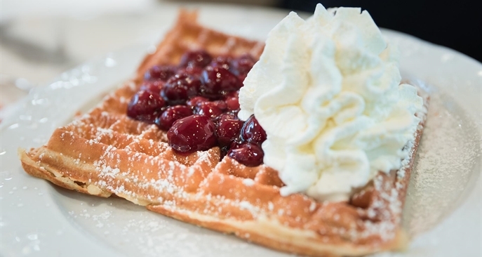 Brüsseler Waffel mit Kirschen und Sahne